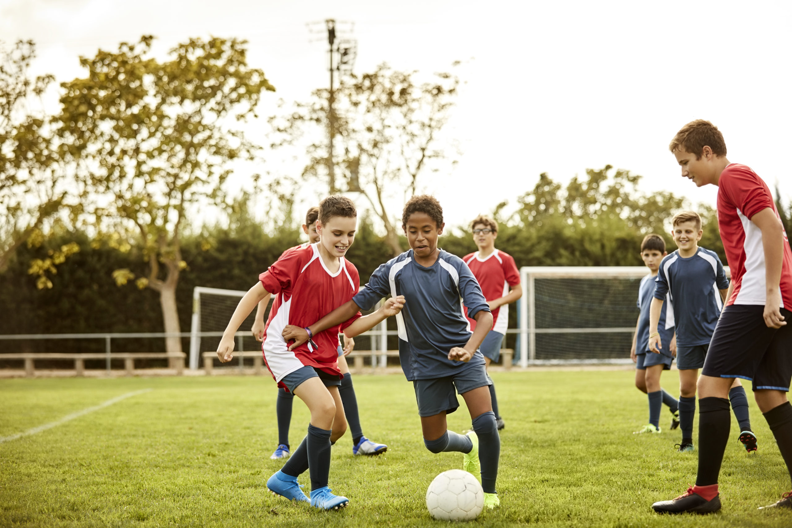 Давайте мальчики сыграем в футбол. Мальчишки играют в футбол. Фото мальчик играет в футбол. Soccer Youth Training London. American Soccer Kids.